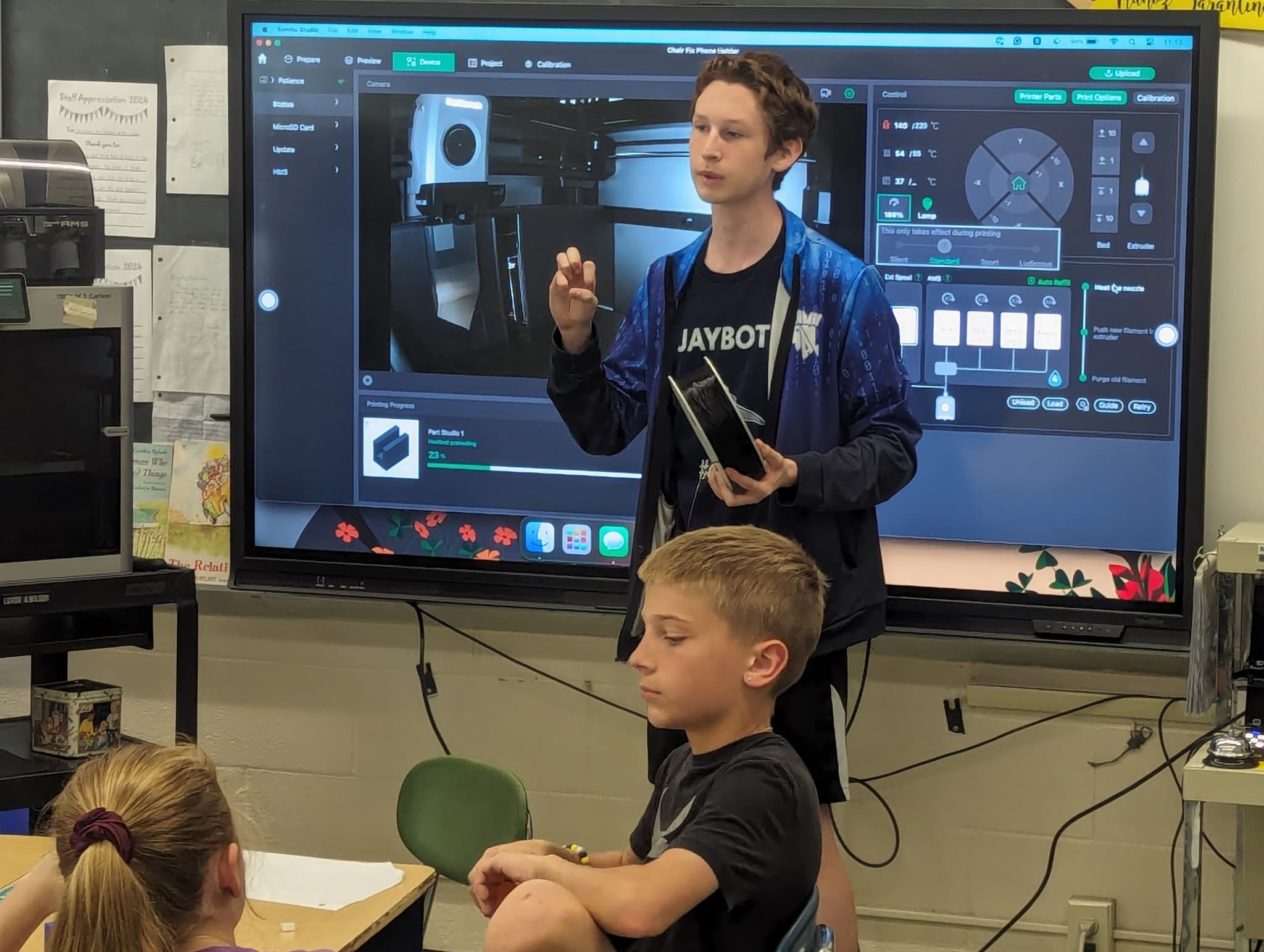 Matt showing kids how Bambu Lab works