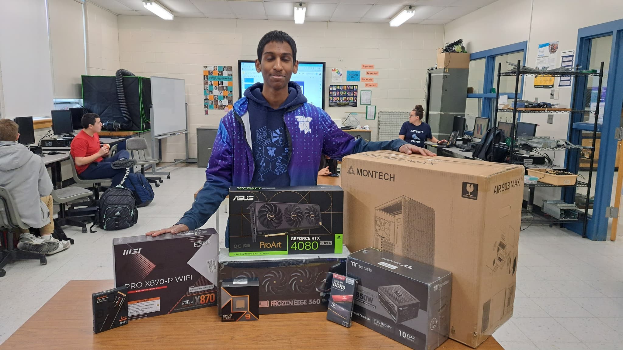 Nash showing off mega new computer.